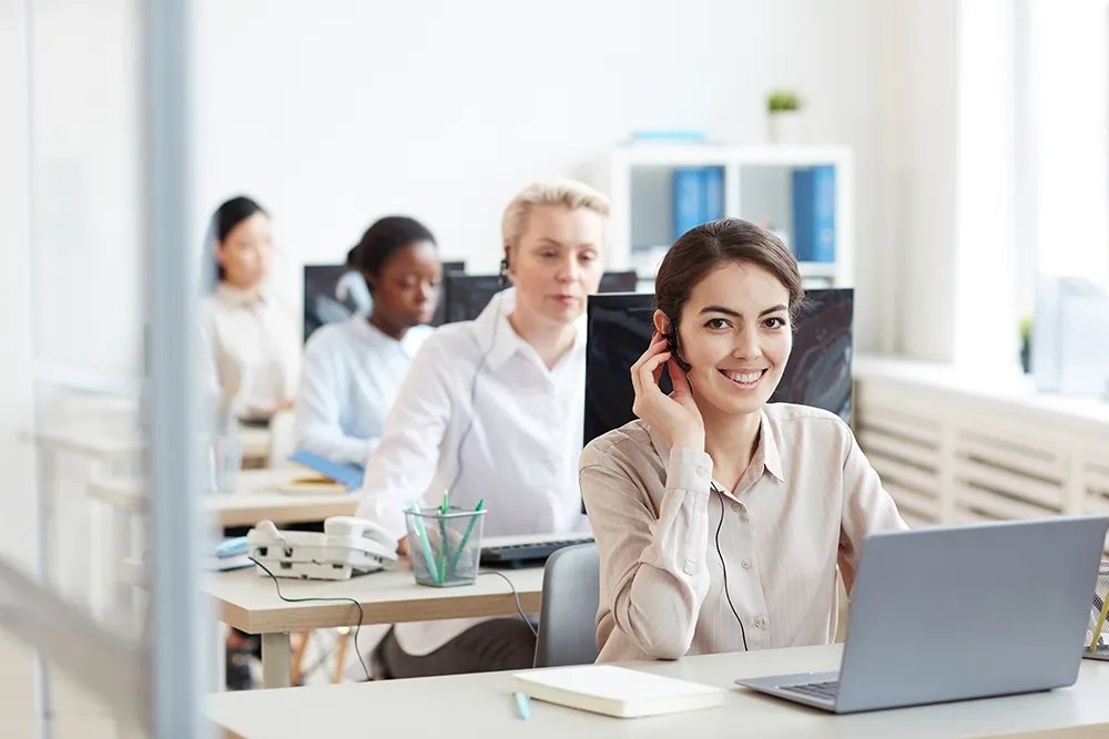 woaman with headset talking to a customer